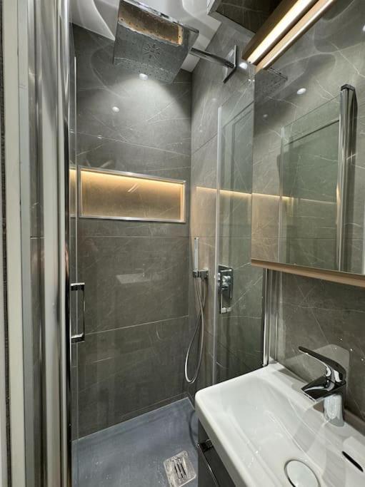 2p - 5' Tour Eiffel Appartement